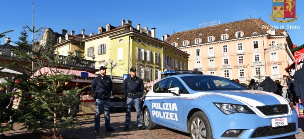 Gli chiedono del denaro e, al suo rifiuto, iniziano a strattonarlo e gli rubano il telefono